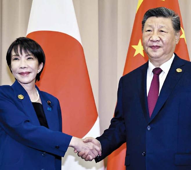 시진핑·다카이치, 경주선 악수 지난달 31일 경주에서 만난 다카이치 사나에(왼쪽) 일본 총리와 시진핑 중국 국가주석이 악수하고 있다. /교도 연합뉴스