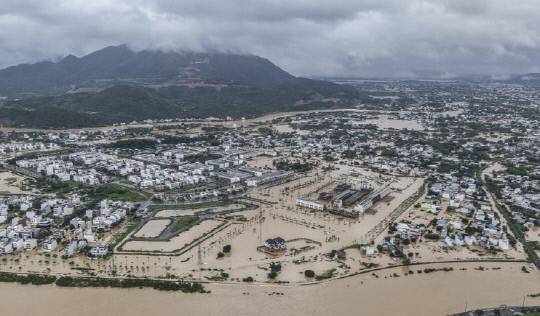 지난 20일(현지시간) 베트남 남중부 카인호아성의 유명 관광지 냐짱시가 홍수로 물에 잠긴 모습. 연합뉴스