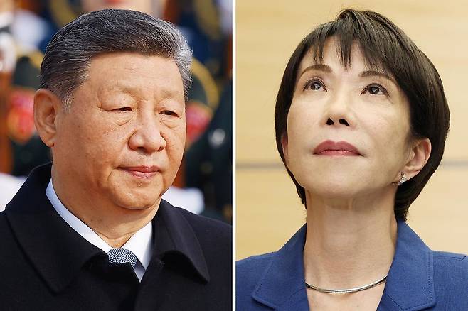 21일 다카이치 사나에 일본 총리가 남아프리카공화국 주요 20개국(G20) 정상회의 참석차 출국을 앞두고 기자회견을 하고 있다(오른쪽 사진). 그는 이날도 자신의 ‘대만 유사시 개입’ 발언을 철회하지 않을 뜻을 밝혔다. 이에 맞서 시진핑 중국 국가주석 또한 20일 대만 진먼도 인근 해역에 해경 함정을 보내 군사 위협을 가했다. 베이징=신화 뉴시스·일본 아사히신문 제공