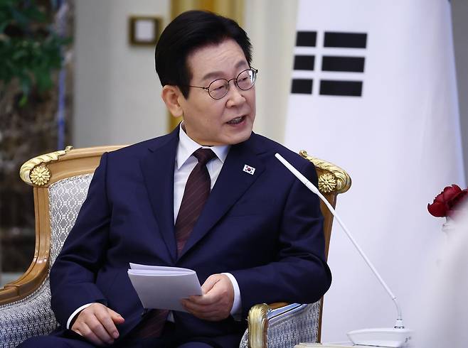 아랍에미리트(UAE)를 국빈방문한 이재명 대통령이 18일(현지시간) 오전 UAE 대통령궁에서 무함마드 빈 자이드 알 나흐얀 UAE 대통령과 확대회담을 갖고 있다. 2025.11.18 송은석 기자 silverstone@donga.com