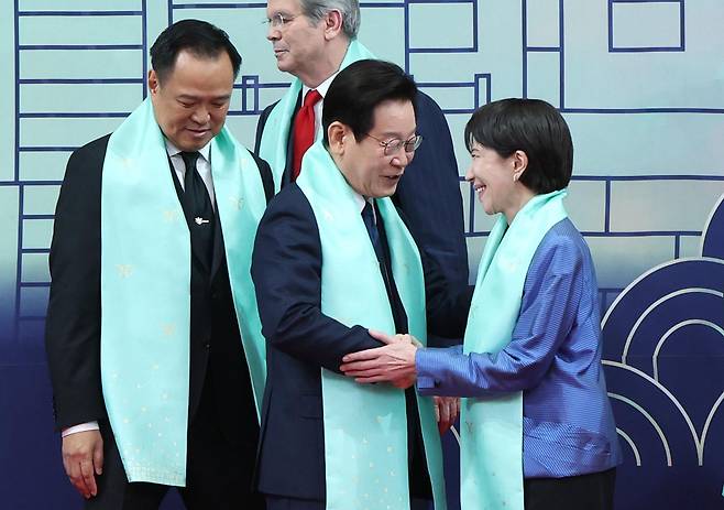 이재명 대통령이 1일 경북 경주화백컨벤션센터에서 열린 APEC(아시아태평양경제협력체) 정상회의 공식 기념촬영 행사에서 다카이치 사나에 일본 총리와 인사하고 있다. 경주=뉴시스