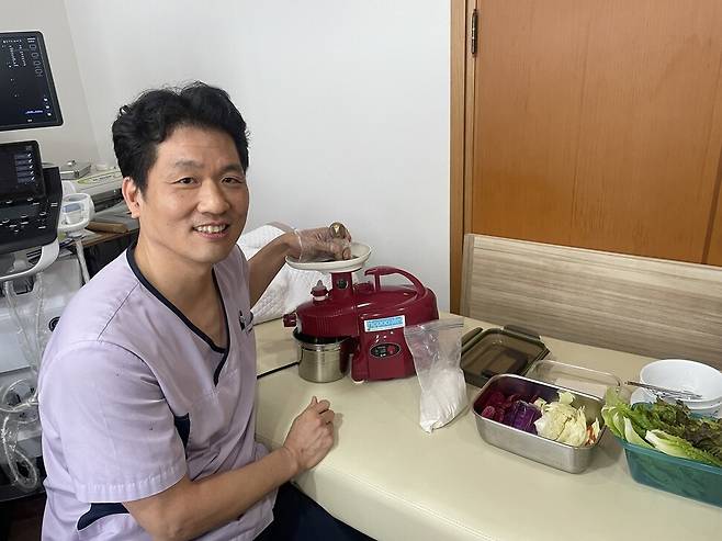 박성호 원장이 서울 망원동 한의원 진료실에서 환자들에게 식이요법으로 권하는 생채식을 만드는 방법을 보여주고 있다. 권복기 기획위원