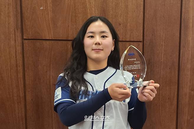 지난 18일 열린 2023 야구소프트볼의 밤 시상식에서 여자야구 우수선수상을 받은 박주아. 마포=윤승재 기자