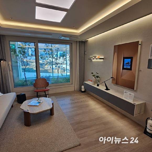 안양자이 헤리티온 견본주택 내 전용 59㎡A 유니트 거실 전경. 2025.11.21 [사진=이효정 기자 ]