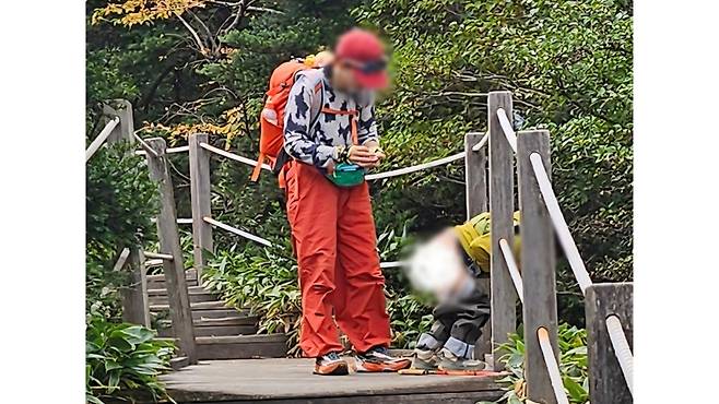 한라산 탐방로에서 바지를 내린 뒤 용변을 보는 아이 (사진, 한라산국립공원 홈페이지)