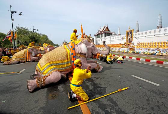 2019년 5월 태국 국왕 사진에 절하는 코끼리. EPA=연합뉴스