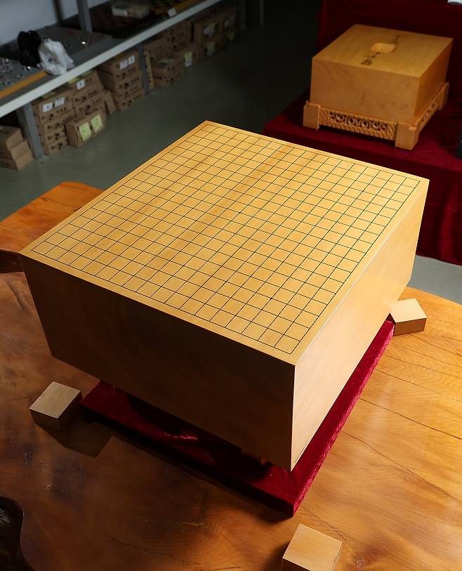 1억원 상당의 본비자 바둑판. 흠결이 없고, 색과 결이 균일하다.