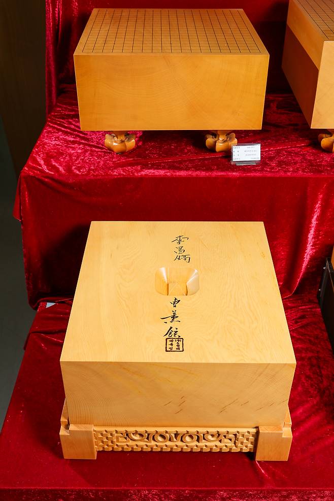 본사 전시실에 놓인 조훈현 국수와 이창호 국수의 서명이 담긴 바둑판.