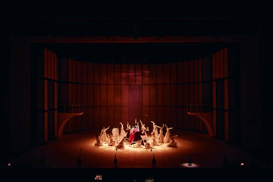 ‘춘향전’의 춘향과 향단, 몽룡과 학도의 4각 관계를 춤으로 그린 ‘춘향단전’. [사진 국립국악원]