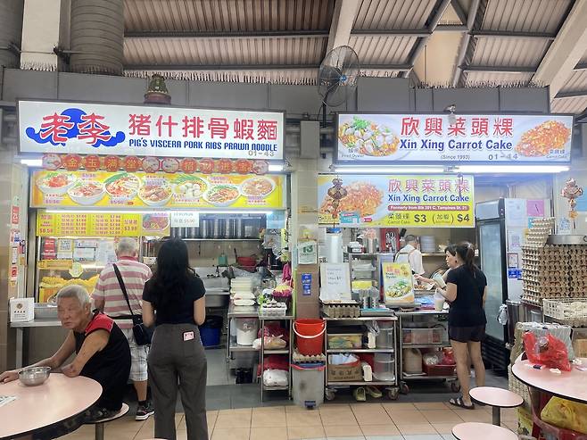 Stalls at Tampines Round Market & Food Center in Singapore (Hong Yoo/The Korea Herald)