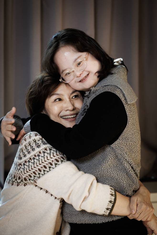 Theater actor Baek Ji-yoon, right, hugs her mother Lee Myeong-hee during an interview with the JoongAng Sunday at the Modu Art Center in Seodaemun District, western Seoul, on Nov. 3. [JOONGANG SUNDAY]