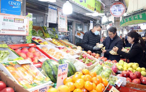 김동연 경기도지사가 22일 의정부에서 열린 ‘2025년 하반기 경기 살리기 통큰세일’ 개막식 참석한 뒤 의정부제일시장에서 경기지역화폐로 과일과 채소 등을 구입하며 현장의 목소리에 귀를 기울이고 있다. 경기도 제공