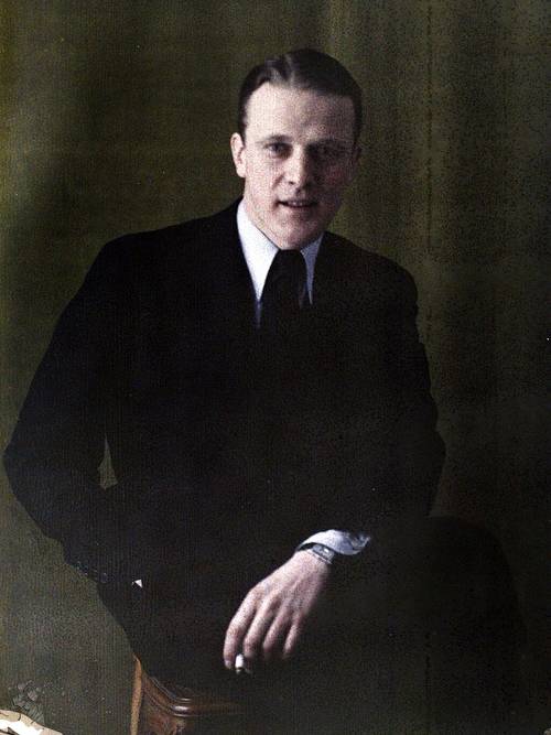 “샤넬, 오늘은 같이 나치에 대해 얘기 나눌까.” 샤넬은 독일장교 한스 권터와 관계를 맺음으로써, 나치 협 력의혹을 샀다. [사진출처=Georges Chevalier]