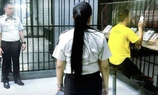 미얀마에 범죄단지를 만들어 체포된 중국인 거물 보스 등 중국인 ‘VIP’ 수감자들이 태국 방콕 교도소에서 여성 모델을 불러들여 성매매하고 고급 요리와 와인을 즐기고 도박을 하는 등 호화 생활을 누려온 것으로 나타나 태국 정부가 수사에 나섰다. [사진출처 = 네이션]