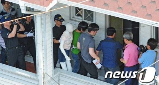 대구 여대생 피살사건 피의자 조명훈이 대구 북구 산격동 자신의 원룸에서 사건 당시 상황을 재현하고 있다. /사진=뉴스1