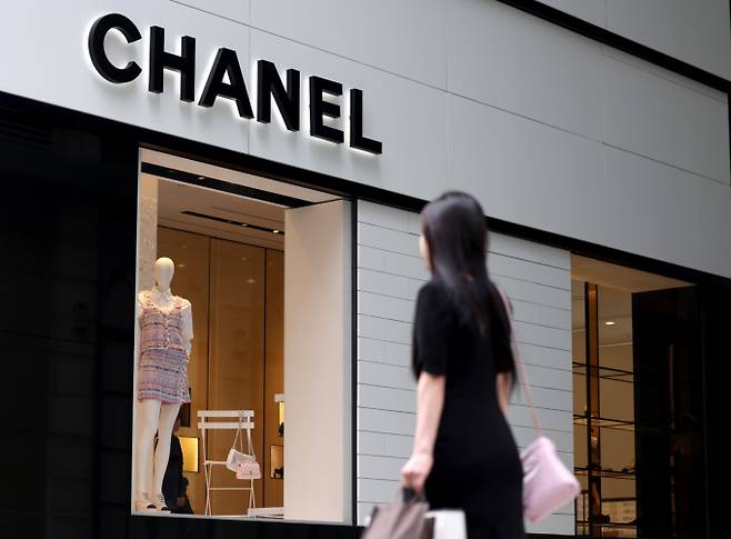 연말 홀리데이 시즌을 앞두고 글로벌 명품 브랜드들이 일제히 가격을 올리고 있다. 사진은  서울 시내 한 샤넬 매장./사진=뉴시스