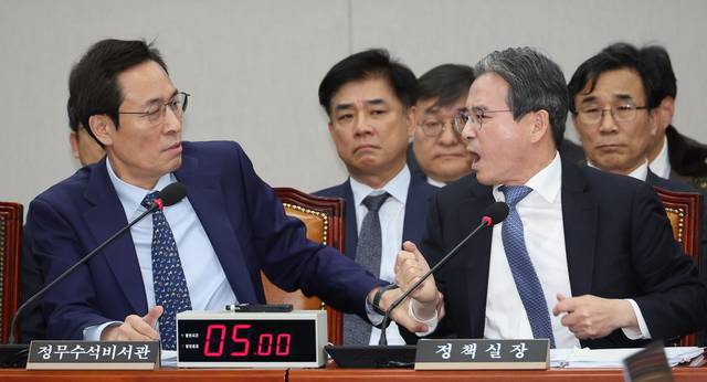 18일 서울 여의도 국회에서 열린 운영위원회 전체회의에서 김용범 대통령실 정책실장이 국민의힘 김은혜 의원의 질의에 답하는 도중 언쟁을 이어가자 우상호 대통령실 정무수석이 이를 제지하고 있다. 연합뉴스