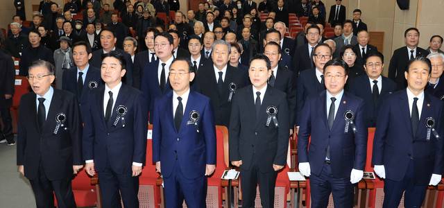 21일 서울 동작구 국립서울현충원에서 열린 고 김영삼 전 대통령 서거 10주기 추모식에서 참석자들이 애국가를 부르고 있다. 왼쪽부터 김덕룡 김영삼민주센터 이사장, 강훈식 대통령비서실장, 주호영 국회부의장, 국민의힘 장동혁 대표, 윤호중 행정안전부 장관, 권오을 국가보훈부 장관. 사진공동취재단