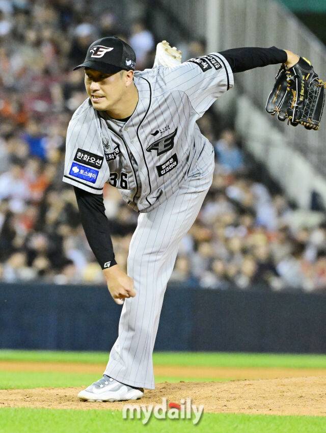 2024년 6월 13일 서울 잠실야구장에서 진행된 '2024 신한 SOL 뱅크 KBO 리그' 한화-두산의 경기. 한화 장민재가 구원 등판해 역투를 펼치고 있다./마이데일리