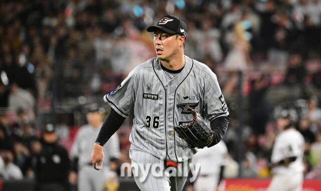 2024년 4월 24일 오후 경기도 수원KT위즈파크에서 '2024 신한 SOL Bank KBO리그' 한화 이글스와 KT 위즈의 경기가 열렸다. 한화 장민재가 6회 구원등판해 실점없이 막은 뒤 더그아웃으로 들어가고 있다./마이데일리