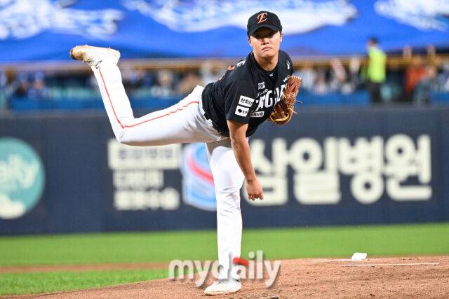22일 대구 삼성라이온즈파크에서 열린 '2025 신한 SOL BANK KBO 포스트 시즌' 삼성 라이온즈와 한화 이글스 플레이오프(PO) 4차전 경기. 한화 선발 정우주가 힘차게 투구하고 있다./마이데일리