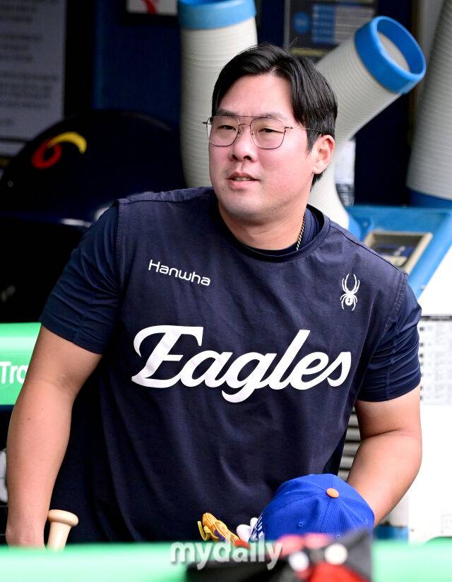 2025년 8월 8일 오후 서울 잠실구장에서 열린 '2025 신한 SOL뱅크 KBO 리그' 한화 이글스와 LG 트윈스의 경기. 한화 안치홍이 훈련을 위해 그라운드로 나서고 있다./마이데일리