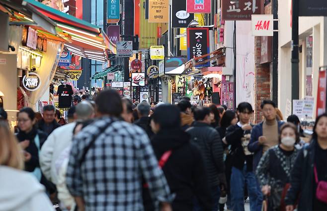 서울 중구 명동거리에 사람들이 북적이고 있다. [연합]