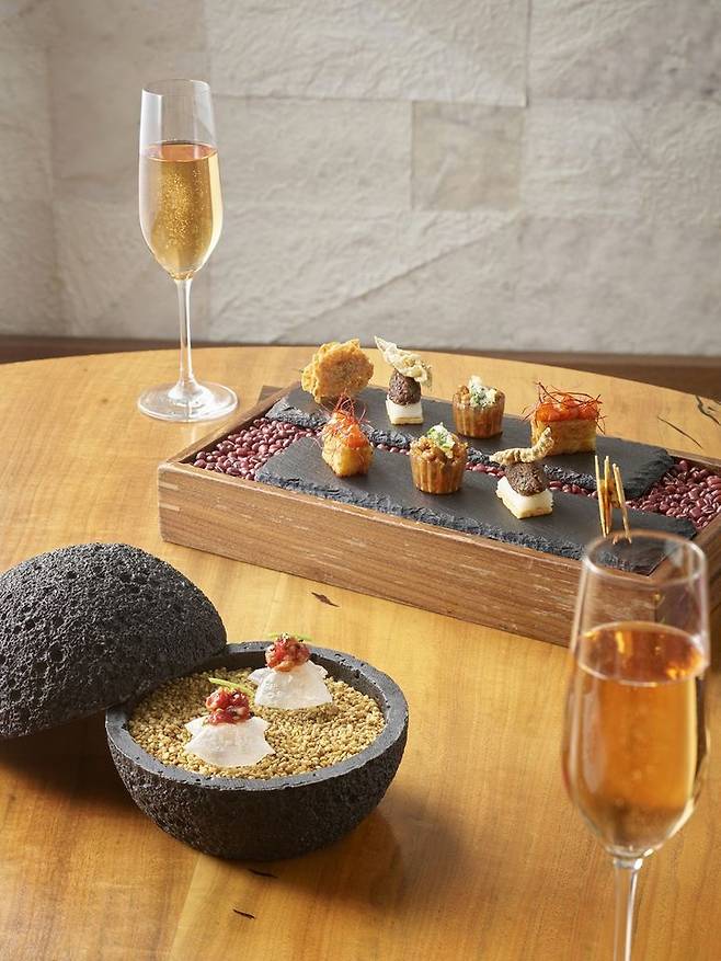 파크 하얏트 서울 ‘어텀 글로우’ 중 세이버리 메뉴 5종과 스파클링 와인. *재판매 및 DB 금지