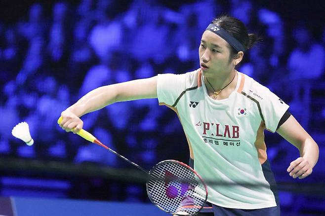 [오덴세=AP/뉴시스] 안세영(1위)이 19일(현지 시간) 덴마크 오덴세 유스케방크아레나에서 열린 2025 세계배드민턴연맹(BWF) 월드 투어 슈퍼750 덴마크오픈 여자 단식 결승에서 왕즈이(2위·중국)와 경기하고 있다. 안세영이 2-0(21-5 24-22)으로 승리하고 올 시즌 8번째 우승을 차지했다. 2025.10.20.