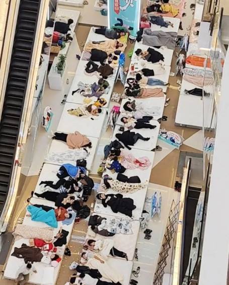 중국 내몽골 지역에서 열린 '누워있기 대회'의 모습 [더선 제공]