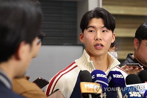 취재진 질문에 답하는 김혜성 (영종도=연합뉴스) 임화영 기자 = 미국프로야구 메이저리그(MLB) 월드시리즈에서 우승한 로스앤젤레스 다저스의 김혜성이 6일 인천국제공항을 통해 귀국해 취재진의 질문에 답하고 있다. 2025.11.6 hwayoung7@yna.co.kr