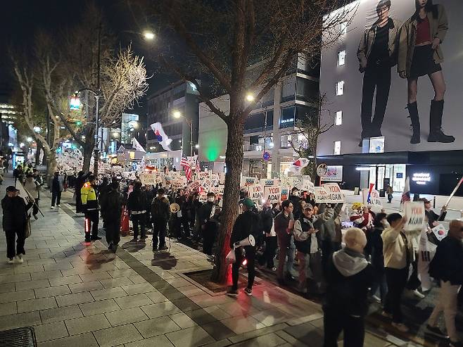 자유대학 등 탄핵 반대 단체가 이날 저녁 이태원역 앞에서 '윤 어게인'(Yoon Again) 집회를 열고 관저 앞까지 행진하고 있다. 연합뉴스