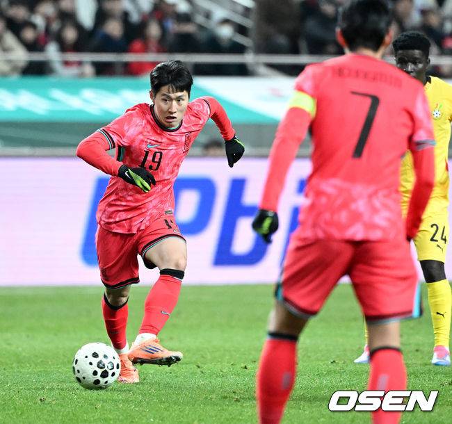 [OSEN=서울월드컵경기장, 이대선 기자] 홍명보호가 어려운 경기 끝에 2025년 마지막 A매치를 승리로 장식했다.홍명보 감독이 이끄는 한국 축구대표팀은 18일 오후 8시 서울월드컵경기장에서 열린&nbsp;11월 A매치 두 번째 친선경기에서&nbsp;'아프리카 강호' 가나를 상대로 1-0 승리했다.내달 2026 국제축구연맹(FIFA) 북중미 월드컵 조 추첨을 앞두고 열리는 마지막 평가전이었다.&nbsp;한국은 가나까지 잡아내면서 사상 최초로&nbsp;월드컵 포트 2를 확정하게 됐다.후반 대한민국 이강인이 드리블 돌파를 하고 있다. 2025.11.18 /sunday@osen.co.kr