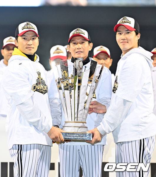 [OSEN=잠실, 민경훈 기자] 2025 시즌 통합 우승을 거머쥔 LG 트윈스가 1일 오후 서울 잠실야구장에서 ‘한국시리즈 통합우승 IN 잠실' 행사를 가졌다. 이날 행사에는 팬들을 위한 트로피 퍼포먼스, 선수단 그라운드 행진, 비하인드 스몰토크, 선수단 샴페인 샤워, 이벤트 매치 등 다양한 프로그램이 펼쳐졌다. 잠실구장에서 LG 박해민, 염경엽 감독, 임찬규가 트로피를 들며 통합 우승 세리머니가 펼쳐지고 있다. 2025.11.01 /rumi@osen.co.kr