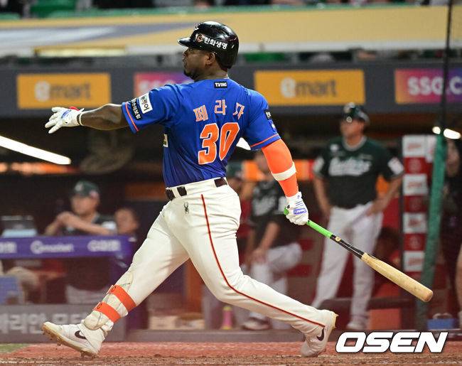 [OSEN=인천, 김성락 기자] 17일 오후 인천 SSG 랜더스필드에서 ‘2024 신한은행 SOL Bank KBO리그’ SSG 랜더스와 한화 이글스의 경기가 열렸다. 이날 홈팀 SSG는 김광현, 원정팀 한화는 바리아를 선발투수로 내세웠다. 7회초 한화 선두타자 페라자가 2루타를 날리고 있다.  2024.08.17 / ksl0919@osen.co.kr