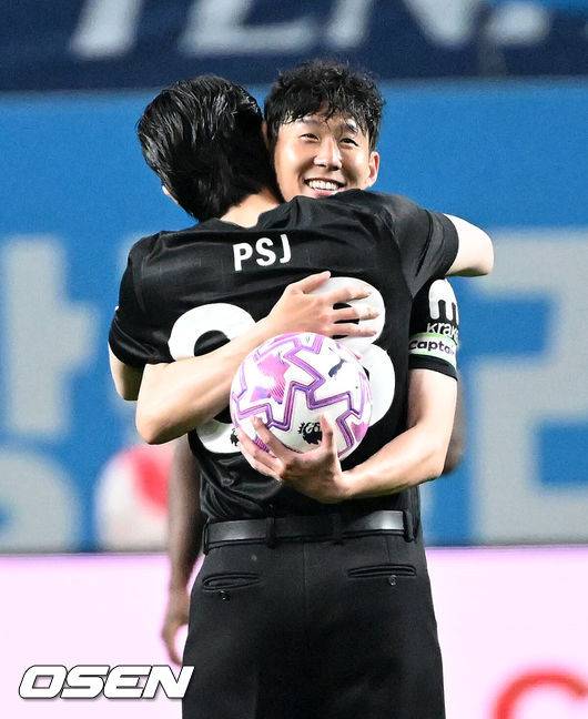 [OSEN=서울월드컵경기장, 이대선 기자] 3일 오후 서울월드컵경기장에서 쿠팡플레이 시리즈 2025&nbsp;2경기, 토트넘 홋스퍼 FC와 뉴캐슬 유나이티드 FC의 프리시즌 친선경기가 열렸다.토트넘 손흥민의 고별전이자 양민혁과 뉴캐슬 박승수의 맞대결로 주목받는 이번 경기는 단순한 프리시즌 친선경기가 아닌, 전설의 마지막, 신예의 등장 교차점이라는 특별한 의미가 더해진다.경기에 앞서 토트넘 홋스퍼 손흥민이 시축을 마친 박서준과 포옹을 나누고 있다. 2025.08.03 /sunday@osen.co.kr