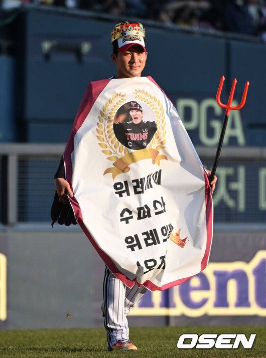 [OSEN=잠실, 조은정 기자] 프로야구 LG 트윈스가 22일 서울 잠실구장에서 ‘2025&nbsp;러브기빙&nbsp;페스티벌&nbsp;with&nbsp;챔피언십’을 개최했다.이번 행사는 2008년 ‘LG 트윈스 러브페스티벌’로 야구 꿈나무들을 위한 후원행사로 시작해, 2017년부터 ‘러브기빙데이’로 이름을 바꿔 팬과 선수단이 함께하는 자선행사다.팀 관우 선발투수 오지환이 마운드에 오르고 있다. 2025.11.22 /cej@osen.co.kr