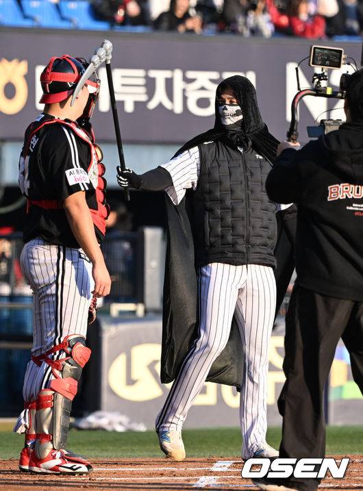 [OSEN=잠실, 조은정 기자] 프로야구 LG 트윈스가 22일 서울 잠실구장에서 ‘2025 러브기빙 페스티벌 with 챔피언십’을 개최했다.이번 행사는 2008년 ‘LG 트윈스 러브페스티벌’로 야구 꿈나무들을 위한 후원행사로 시작해, 2017년부터 ‘러브기빙데이’로 이름을 바꿔 팬과 선수단이 함께하는 자선행사다.팀 영우 백승현이 사신 퍼포먼스를 하고 있다. 2025.11.22 /cej@osen.co.kr