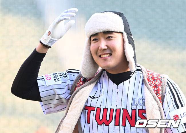 [OSEN=잠실, 조은정 기자] 프로야구 LG 트윈스가 22일 서울 잠실구장에서 ‘2025&nbsp;러브기빙&nbsp;페스티벌&nbsp;with&nbsp;챔피언십’을 개최했다.이번 행사는 2008년 ‘LG 트윈스 러브페스티벌’로 야구 꿈나무들을 위한 후원행사로 시작해, 2017년부터 ‘러브기빙데이’로 이름을 바꿔 팬과 선수단이 함께하는 자선행사다.팀 관우 손주영이 아웃되고 있다. 2025.11.22 /cej@osen.co.kr