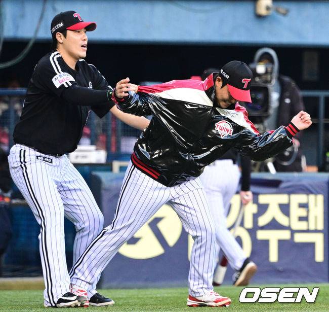 [OSEN=잠실, 조은정 기자] 프로야구 LG 트윈스가 22일 서울 잠실구장에서 ‘2025&nbsp;러브기빙&nbsp;페스티벌&nbsp;with&nbsp;챔피언십’을 개최했다.이번 행사는 2008년 ‘LG 트윈스 러브페스티벌’로 야구 꿈나무들을 위한 후원행사로 시작해, 2017년부터 ‘러브기빙데이’로 이름을 바꿔 팬과 선수단이 함께하는 자선행사다.박관우가 주심 이주영에게 항의를 하고 있다. 2025.11.22 /cej@osen.co.kr