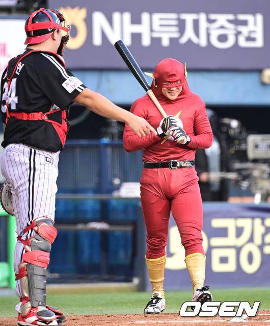 [OSEN=잠실, 조은정 기자] 프로야구 LG 트윈스가 22일 서울 잠실구장에서 ‘2025 러브기빙 페스티벌 with 챔피언십’을 개최했다.이번 행사는 2008년 ‘LG 트윈스 러브페스티벌’로 야구 꿈나무들을 위한 후원행사로 시작해, 2017년부터 ‘러브기빙데이’로 이름을 바꿔 팬과 선수단이 함께하는 자선행사다.최원영이 타석에 들어서고 있다. 2025.11.22 /cej@osen.co.kr