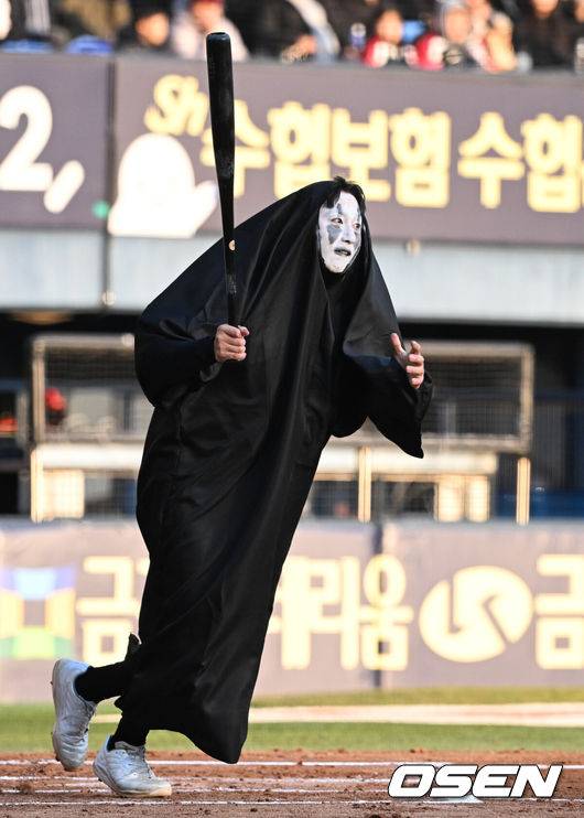 [OSEN=잠실, 조은정 기자] 프로야구 LG 트윈스가 22일 서울 잠실구장에서 ‘2025&nbsp;러브기빙&nbsp;페스티벌&nbsp;with&nbsp;챔피언십’을 개최했다.이번 행사는 2008년 ‘LG 트윈스 러브페스티벌’로 야구 꿈나무들을 위한 후원행사로 시작해, 2017년부터 ‘러브기빙데이’로 이름을 바꿔 팬과 선수단이 함께하는 자선행사다.김주성이 타격을 하고 있다. 2025.11.22 /cej@osen.co.kr