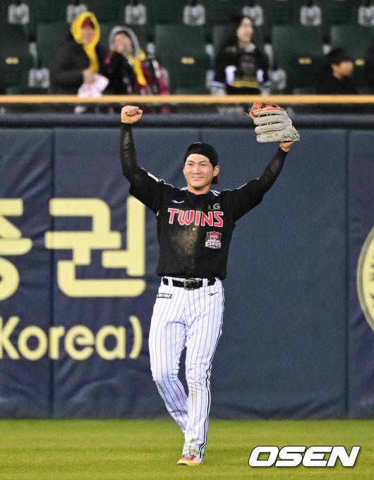 [OSEN=잠실, 조은정 기자] 프로야구 LG 트윈스가 22일 서울 잠실구장에서 ‘2025&nbsp;러브기빙&nbsp;페스티벌&nbsp;with&nbsp;챔피언십’을 개최했다.이번 행사는 2008년 ‘LG 트윈스 러브페스티벌’로 야구 꿈나무들을 위한 후원행사로 시작해, 2017년부터 ‘러브기빙데이’로 이름을 바꿔 팬과 선수단이 함께하는 자선행사다.오지환이 홈보살로 손주영을 잡은 뒤 기뻐하고 있다. 2025.11.22 /cej@osen.co.kr