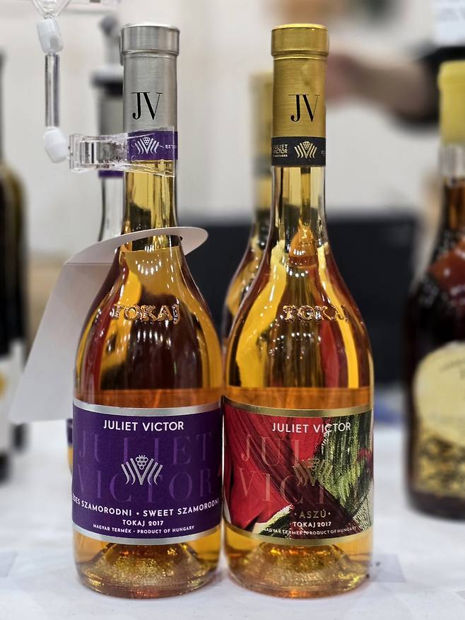 줄리엣 빅토로 사모로디니(왼쪽)가 아수 6푸토뇨시(Puttonyos).&nbsp; 최현태 기자