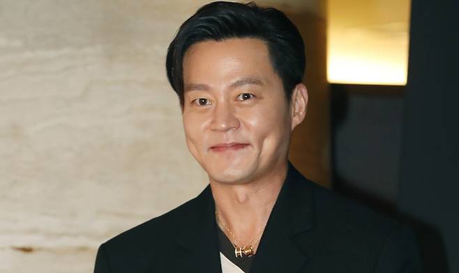 배우 이서진이 여가수와의 연애 비화를 솔직하게 공개했다. 뉴스1