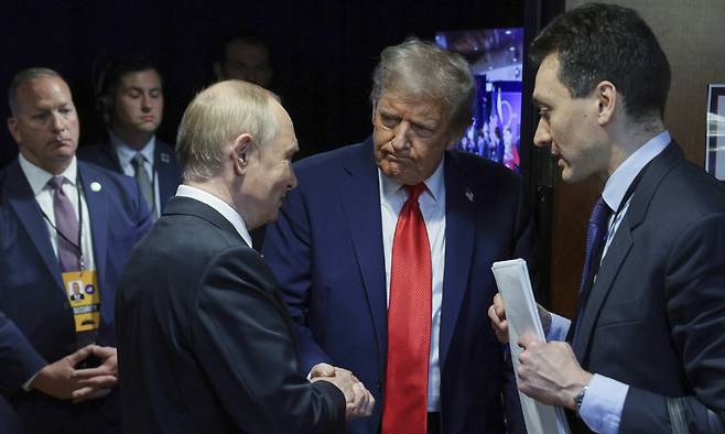 지난 8월 15일(현지시간) 미국 알래스카에서 만난 도널드 트럼프 미국 대통령과 블라디미르 푸틴 러시아 대통령이 악수하고 있다. AP연합뉴스