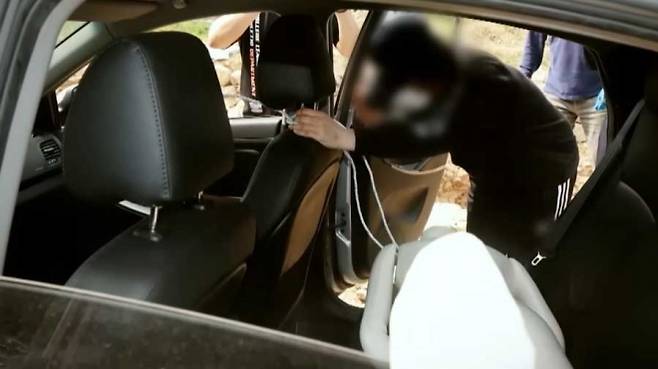 이 모 씨가 현장검증에서 A씨를 살해하는 모습을 재현하는 장면  사진-E채널 용감한 형사들 캡처