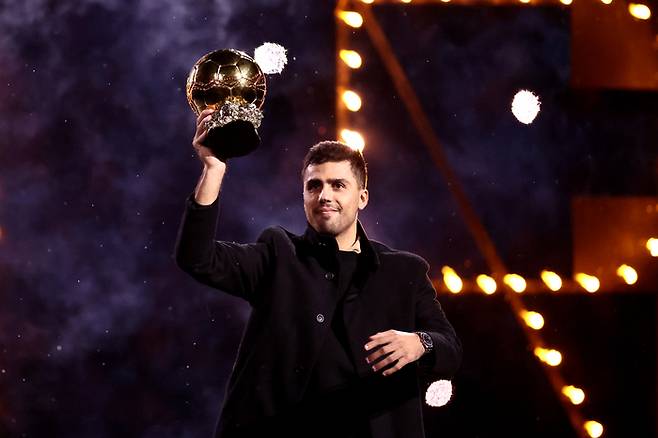 발롱도르 트로피를 들어올리는 로드리. 게티이미지코리아