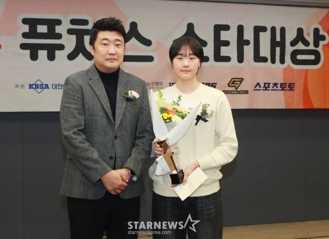 지난 해 2024 퓨처스 스타대상 시상식에서 농구 부문 '스타상'을 받은 이가현(오른쪽). /사진=이동훈 기자