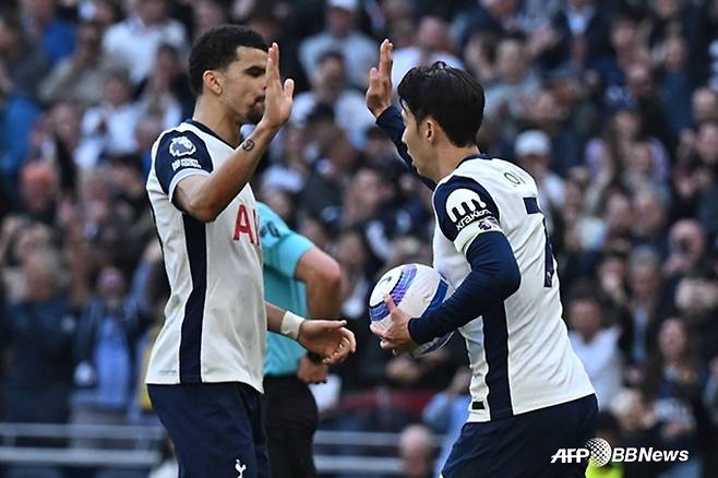 도미닉 솔란케(왼쪽)와 손흥민. /AFPBBNews=뉴스1